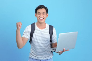 Asyalı yakışıklı ve neşeli genç adam, arka planda soyutlanmış.