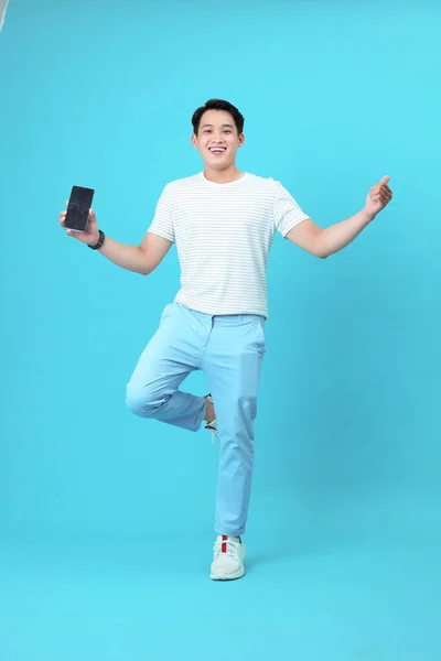 Asiatique Beau Joyeux Jeune Homme Utilisant Téléphone Intelligent Isolé Sur — Photo