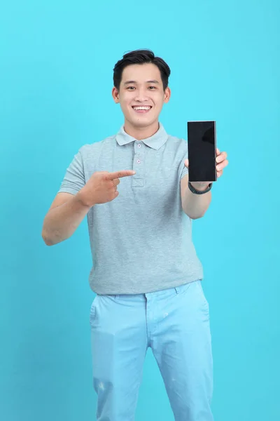 Asiatique Beau Joyeux Jeune Homme Utilisant Téléphone Intelligent Isolé Sur — Photo