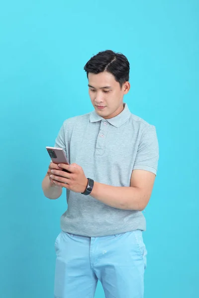 Asiatische Gutaussehende Und Fröhliche Junge Mann Mit Smartphone Isoliert Auf — Stockfoto