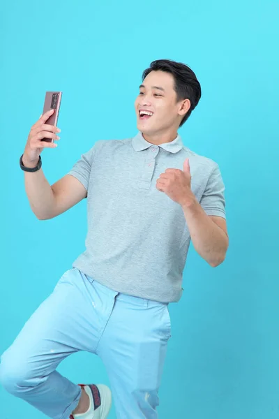 Азиатский Красивый Веселый Молодой Человек Используя Смартфон Изолированный Заднем Плане — стоковое фото
