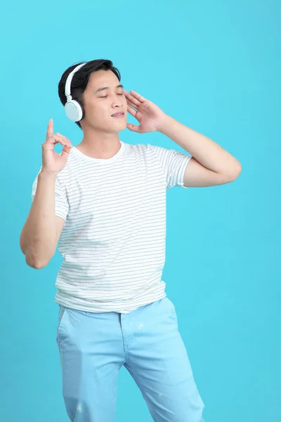 Asiatique Beau Joyeux Jeune Homme Écoute Musique Isolé Sur Fond — Photo