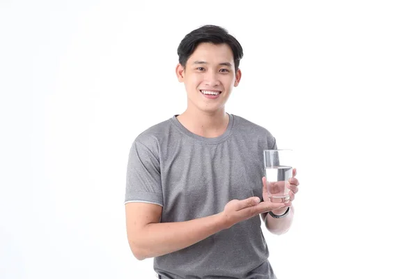 Asijské Sportovní Pohledný Veselý Mladý Muž Sklenicí Pitné Vody Izolované — Stock fotografie