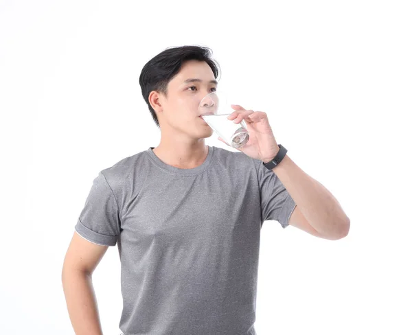 Asijské Sportovní Pohledný Veselý Mladý Muž Sklenicí Pitné Vody Izolované — Stock fotografie
