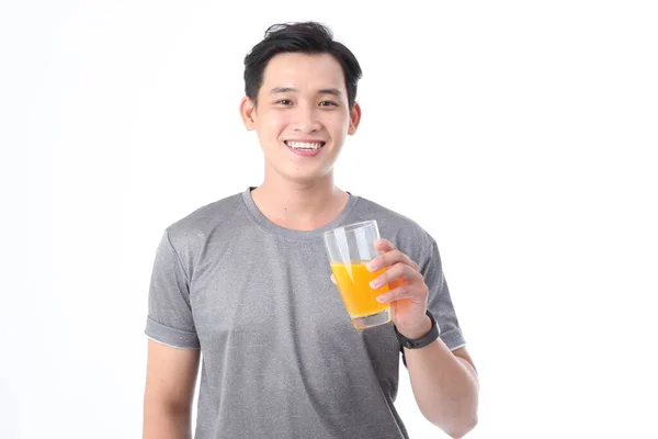 Asijské Sportovní Pohledný Veselý Mladý Muž Sklenicí Vitamínu Pomerančové Šťávy — Stock fotografie
