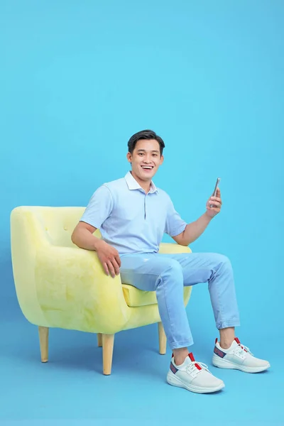Asiatique Beau Joyeux Jeune Homme Utilisant Téléphone Intelligent Assis Sur — Photo