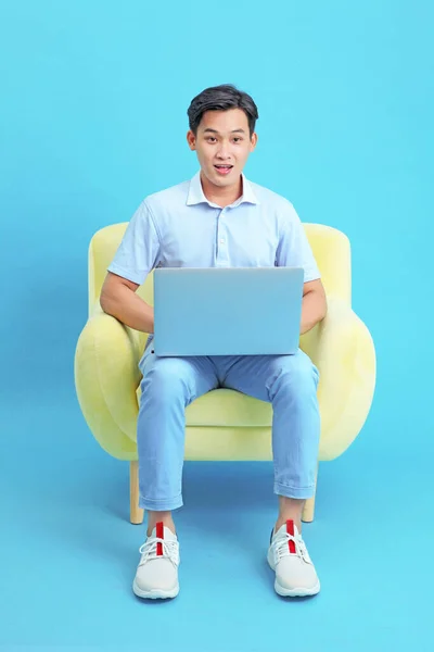 Azjatycki Przystojny Wesoły Młody Człowiek Pracuje Laptopie Siedzi Kanapie Odizolowany — Zdjęcie stockowe
