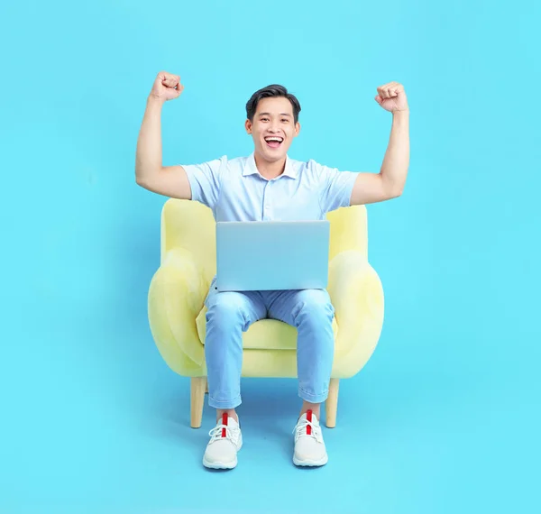 Азиатский Красивый Веселый Молодой Человек Работающий Ноутбуке Сидящий Диване Изолированный — стоковое фото
