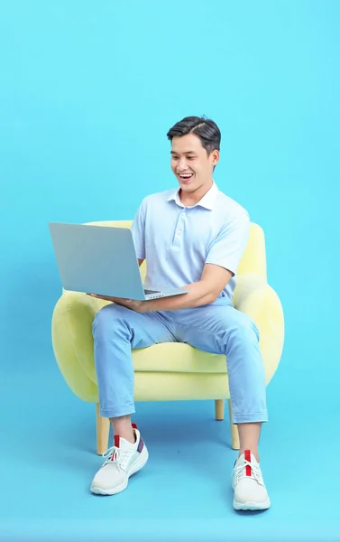 Asiático Bonito Alegre Jovem Trabalhando Laptop Sentado Sofá Isolado Fundo — Fotografia de Stock