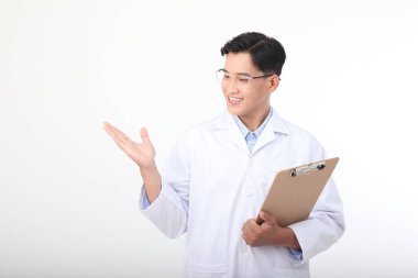 Beyaz arka planda izole edilmiş doktor önlüğü giyen Asyalı genç, yakışıklı tıbbi bakım ekibi.