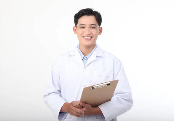 Beyaz Arka Planda Izole Edilmiş Doktor Önlüğü Giyen Asyalı Genç — Stok fotoğraf