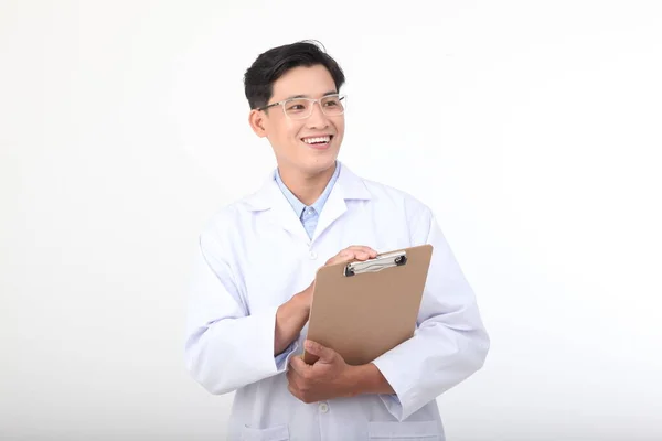 亚洲年轻貌美的医护人员 身穿医生衬衫外套 背景为白色 — 图库照片