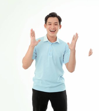 Asyalı yakışıklı ve neşeli genç adam işaret ediyor ve arka planda izole edilmiş el hareketini gösteriyor.