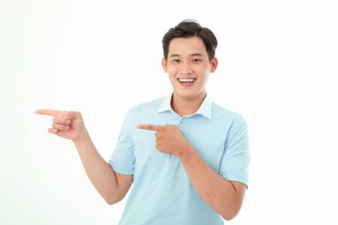 Asyalı yakışıklı ve neşeli genç adam, arka planda soyutlanmış.