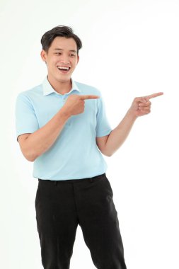 Asyalı yakışıklı ve neşeli genç adam, arka planda soyutlanmış.