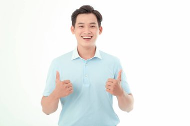 Asyalı yakışıklı ve neşeli genç adam, arka planda soyutlanmış.