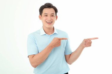 Asyalı yakışıklı ve neşeli genç adam, arka planda soyutlanmış.