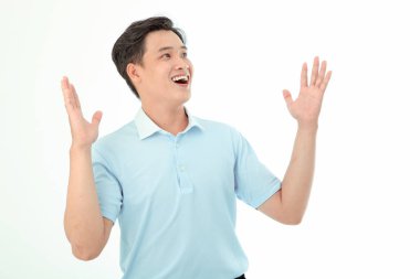 Asyalı yakışıklı ve neşeli genç adam, arka planda soyutlanmış.