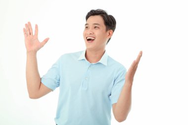 Asyalı yakışıklı ve neşeli genç adam, arka planda soyutlanmış.