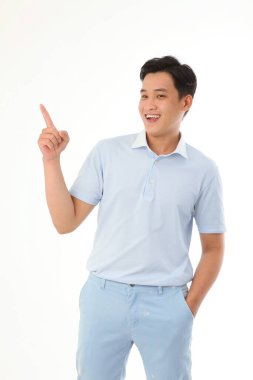 Asyalı yakışıklı ve neşeli genç adam. El hareketleriyle fotokopi alanını işaret ediyor. Arka planda izole edilmiş.