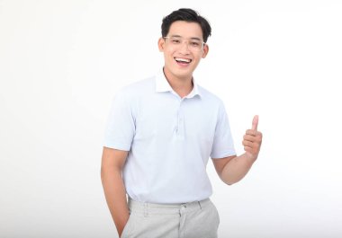 Asyalı yakışıklı, genç ve neşeli bir adam. İfade vermek için el hareketi yapıyor. Beyaz arka planda soyutlanmış.