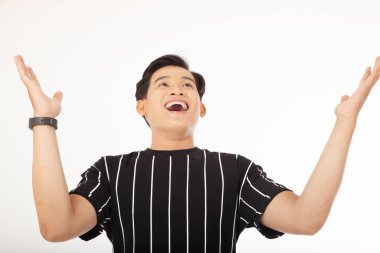 Asyalı yakışıklı ve neşeli genç adam, beyaz arka planda izole edilmiş akıllı bir telefon tut.