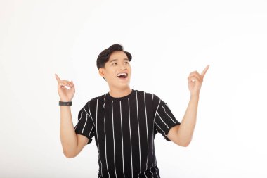 Asyalı yakışıklı genç, sportif ve neşeli adam, beyaz arka planda soyutlanmış.