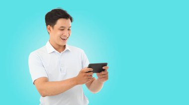 Asyalı yakışıklı ve neşeli genç adam. El hareketleriyle fotokopi alanını işaret ediyor. Arka planda izole edilmiş.