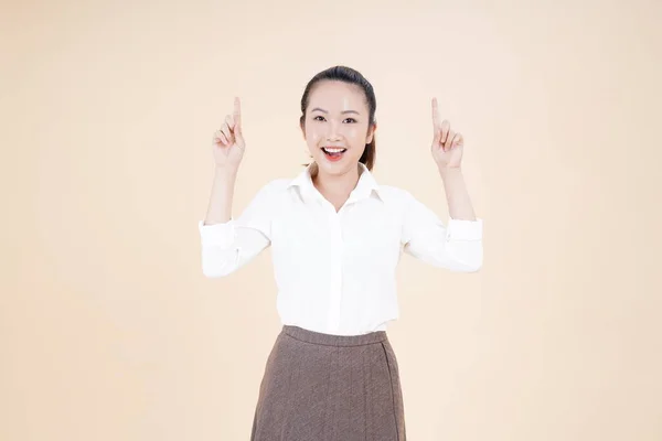 Portrét Mladé Asijské Krásné Veselé Ženy Ukazováček Gestem Ruky Izolované — Stock fotografie