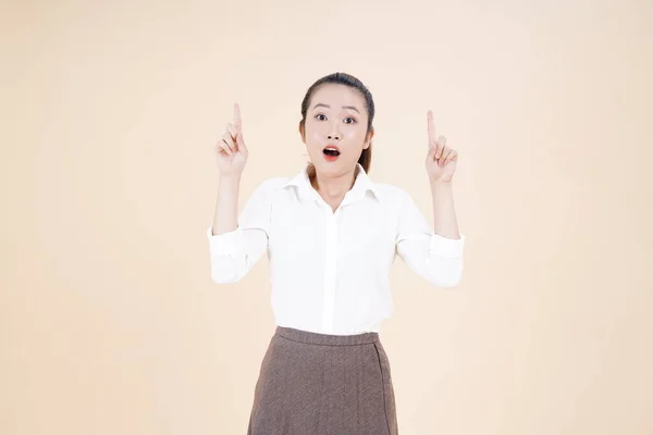 Porträtt Asiatiska Unga Vackra Och Glada Kvinna Pekfinger Med Handen — Stockfoto