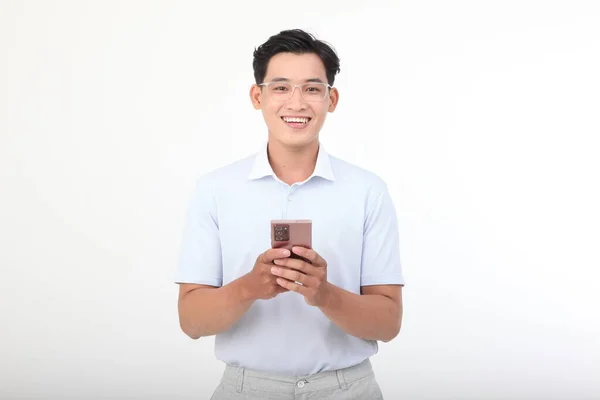 Asiatique Beau Jeune Joyeux Homme Avec Téléphone Intelligent Portée Main — Photo