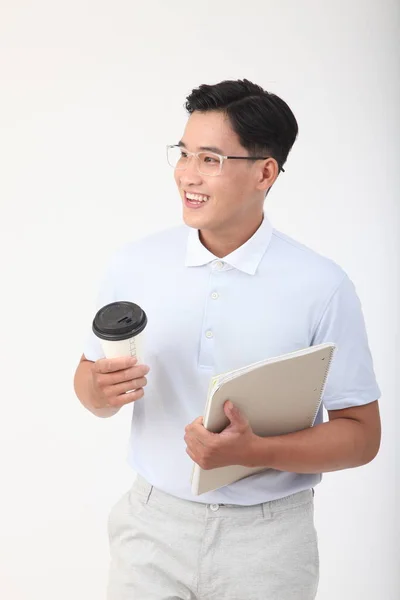 Азиатский Красивый Молодой Веселый Мужчина Держит Блокнот Бумажную Чашку Кофе — стоковое фото