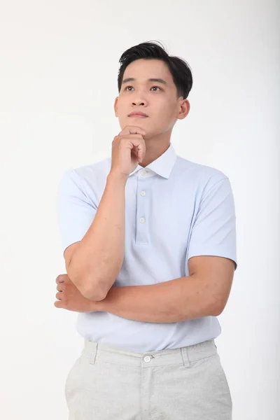 Asyalı yakışıklı genç ve neşeli öğrenci, beyaz arka planda soyutlanmış.