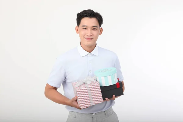 亚洲英俊 快乐的男人 头戴礼品盒 与白色背景隔离 — 图库照片