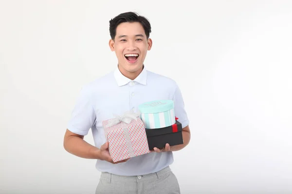 亚洲英俊 快乐的男人 头戴礼品盒 与白色背景隔离 — 图库照片