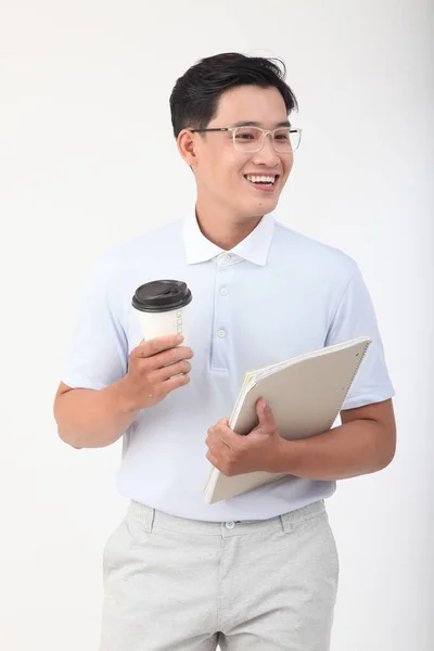Asijské Pohledný Mladý Veselý Muž Drží Notebook Papírový Šálek Kávy — Stock fotografie