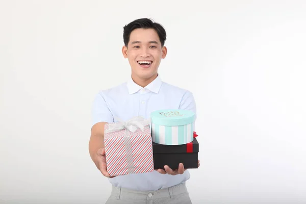 Asiatique Bel Homme Jeune Joyeux Avec Boîte Cadeau Isolé Sur — Photo