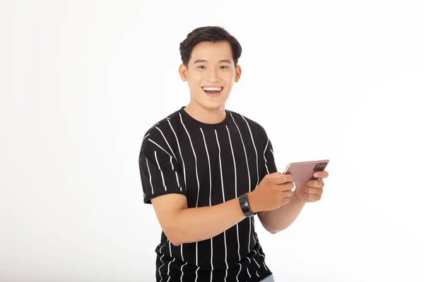 Azji Przystojny Młody Wesoły Mężczyzna Trzymać Smartfon Odizolowany Białym Tle — Zdjęcie stockowe