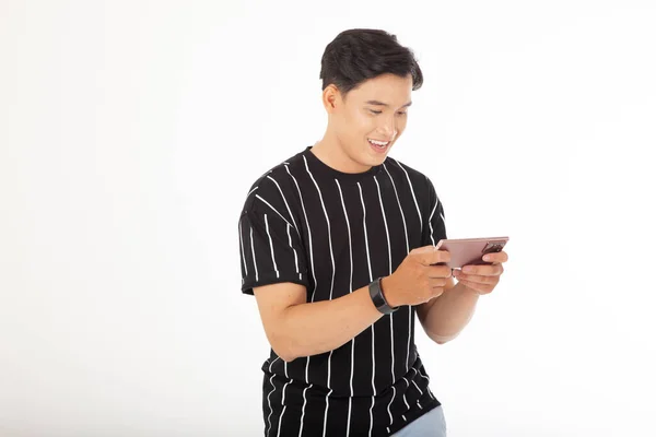 Asiatische Schöne Junge Und Fröhliche Mann Halten Smartphone Isoliert Auf — Stockfoto
