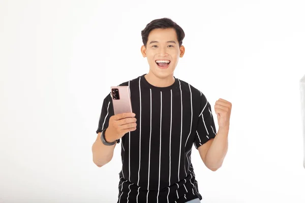Asiatisk Stilig Ung Och Glad Man Hålla Smart Telefon Isolerad — Stockfoto