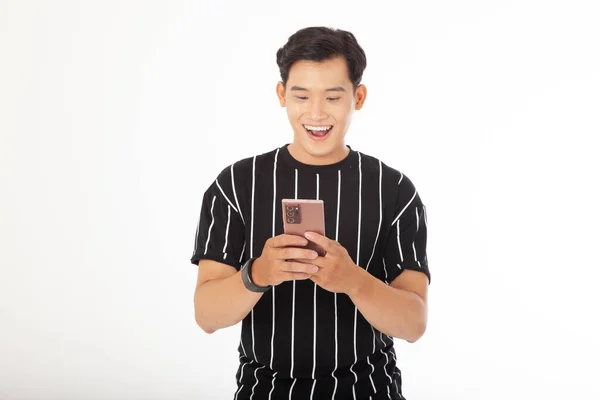 Asiatique Beau Jeune Joyeux Homme Tenir Téléphone Intelligent Isolé Sur — Photo