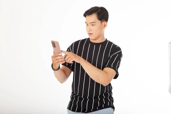 Азиатский Красивый Молодой Веселый Мужчина Держит Смартфон Изолированный Белом Фоне — стоковое фото