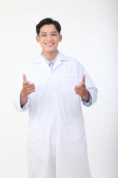 Asiático Joven Guapo Médico Guardería Personal Médico Blusa Abrigo Aislado — Foto de Stock