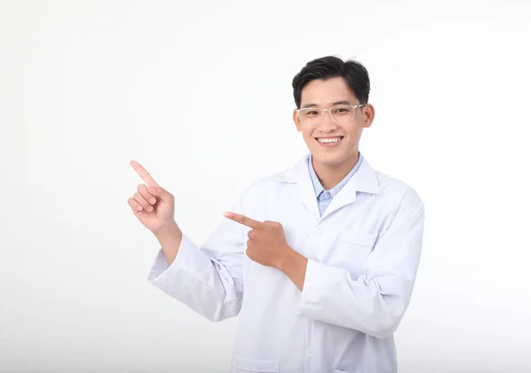 アジアの若いですハンサムな医療保育士で医師ブラウスコート隔離された白い背景 — ストック写真