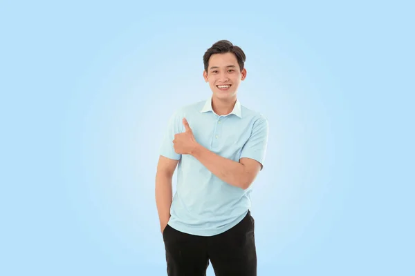水平な肖像画の幸せな若い男でスタジオ上のライトブルーの背景 — ストック写真