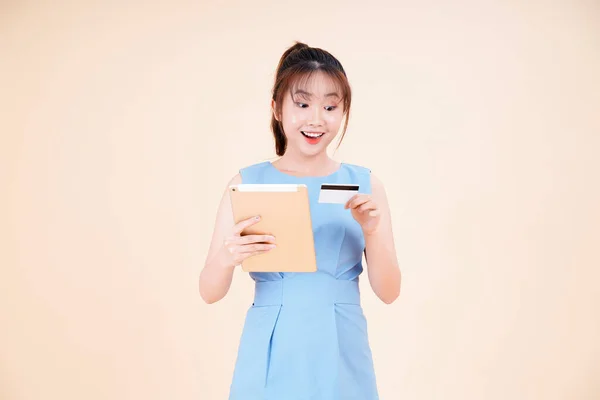 亚洲年轻貌美而快乐的女子在网上用信用卡付款的肖像 背景孤立 — 图库照片