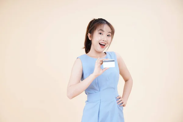 Retrato Mujer Joven Asiática Hermosa Alegre Usando Tarjeta Crédito Para — Foto de Stock