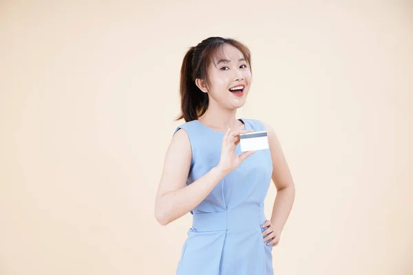Portrét Asijské Mladé Krásné Veselá Žena Pomocí Kreditní Karty Platit — Stock fotografie