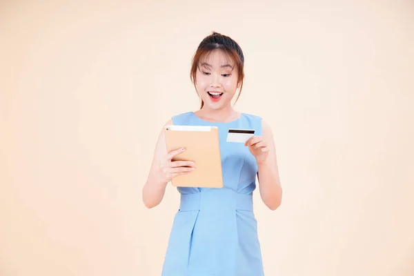 Portrait Jeune Femme Asiatique Belle Gaie Utilisant Carte Crédit Pour — Photo