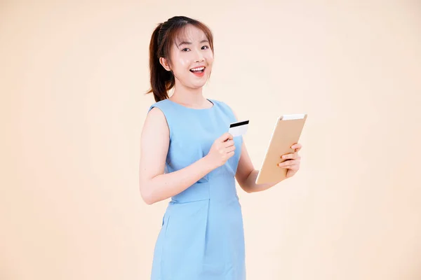 亚洲年轻貌美而快乐的女子在网上用信用卡付款的肖像 背景孤立 — 图库照片